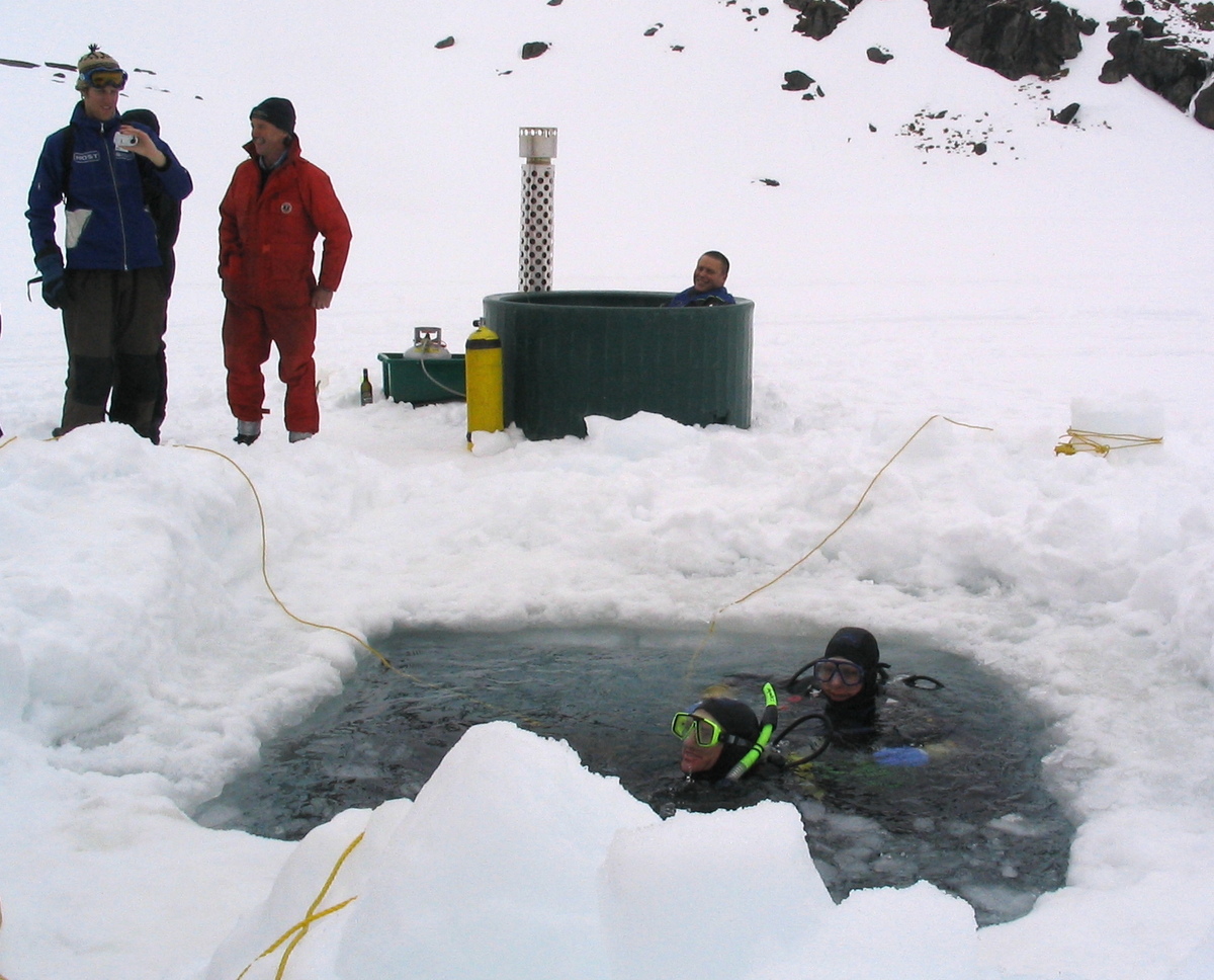 Kiwitub warming up SCUBA divers